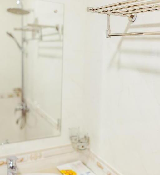 غرفة قياسية مزوَّدة بشُرفة, Douangpraseuth