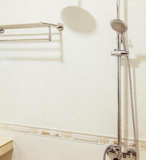 غرفة قياسية مزوَّدة بشُرفة, Douangpraseuth