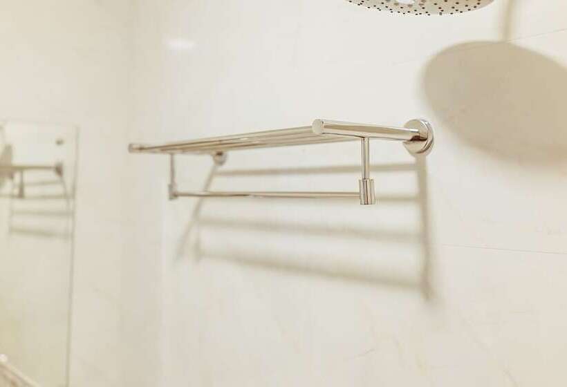 غرفة قياسية سرير كينج, Douangpraseuth