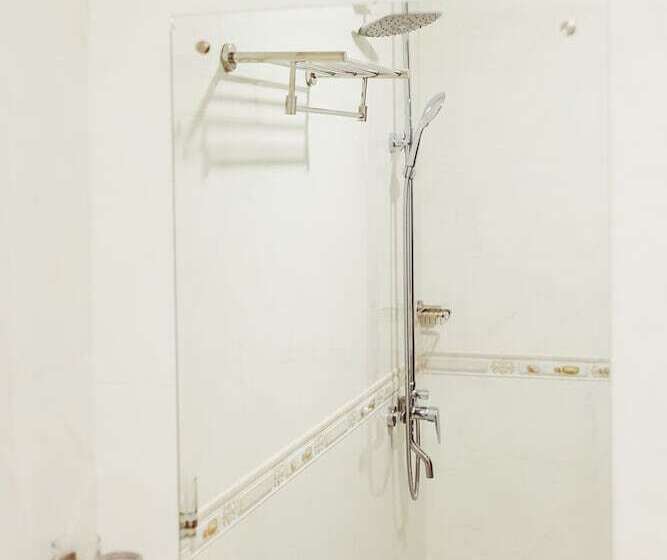 غرفة قياسية مزوَّدة بشُرفة, Douangpraseuth