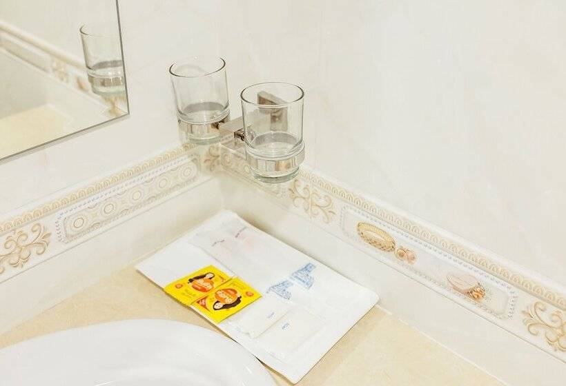 غرفة قياسية مزوَّدة بشُرفة, Douangpraseuth