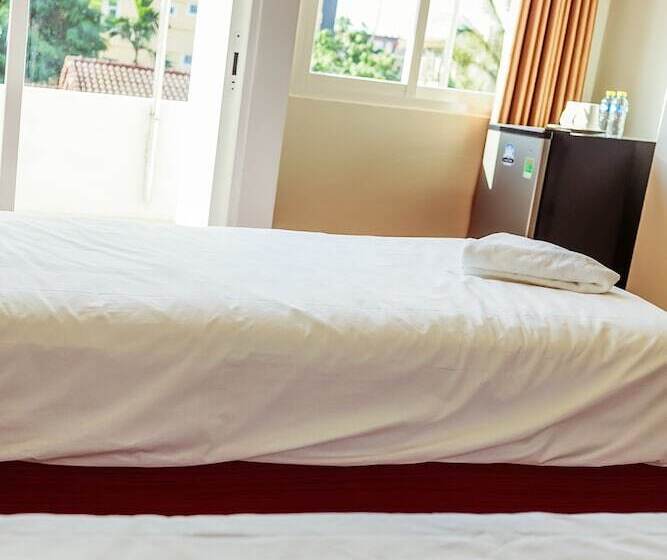 غرفة قياسية مزوَّدة بشُرفة, Douangpraseuth