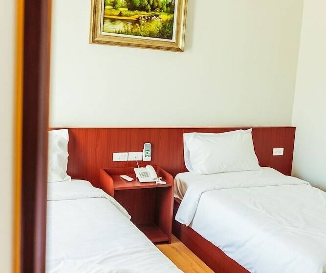 غرفة قياسية مزوَّدة بشُرفة, Douangpraseuth