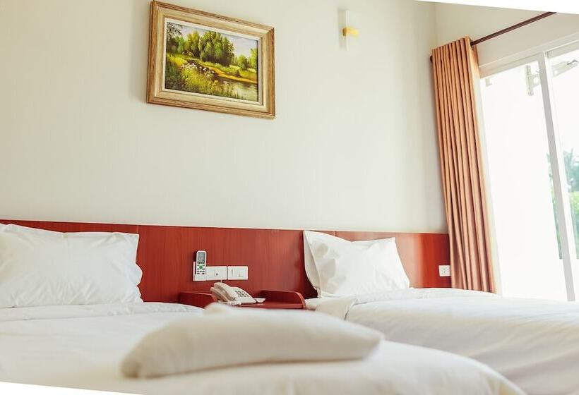 غرفة قياسية مزوَّدة بشُرفة, Douangpraseuth