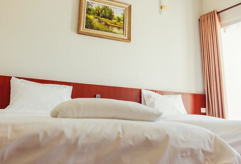 غرفة قياسية مزوَّدة بشُرفة, Douangpraseuth