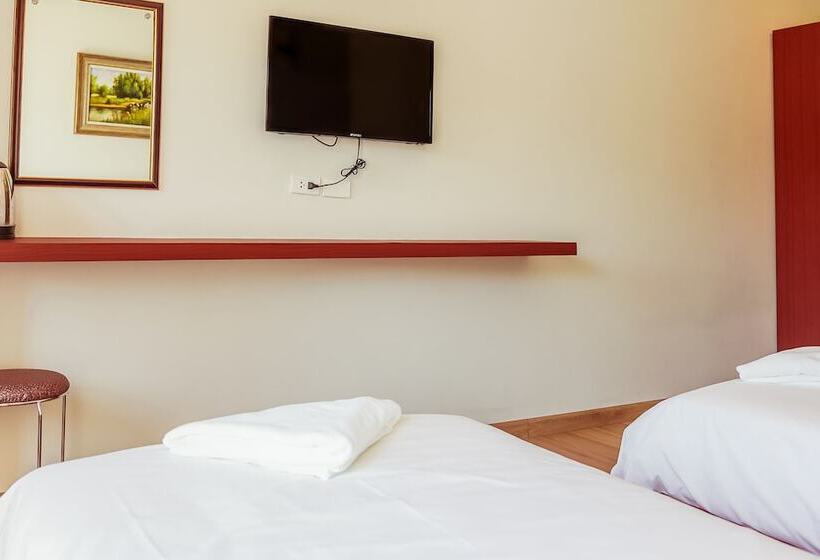 غرفة قياسية مزوَّدة بشُرفة, Douangpraseuth