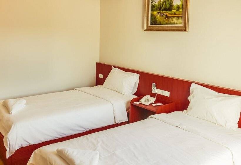 غرفة قياسية مزوَّدة بشُرفة, Douangpraseuth