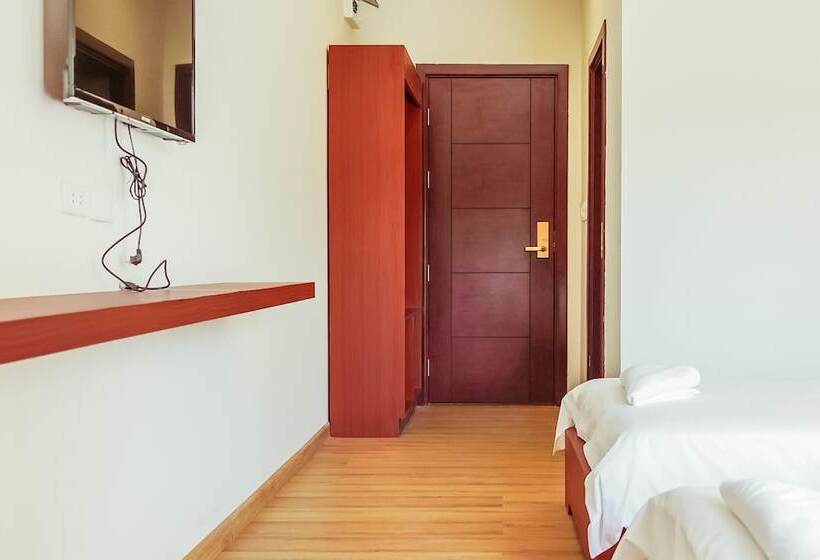 غرفة قياسية مزوَّدة بشُرفة, Douangpraseuth