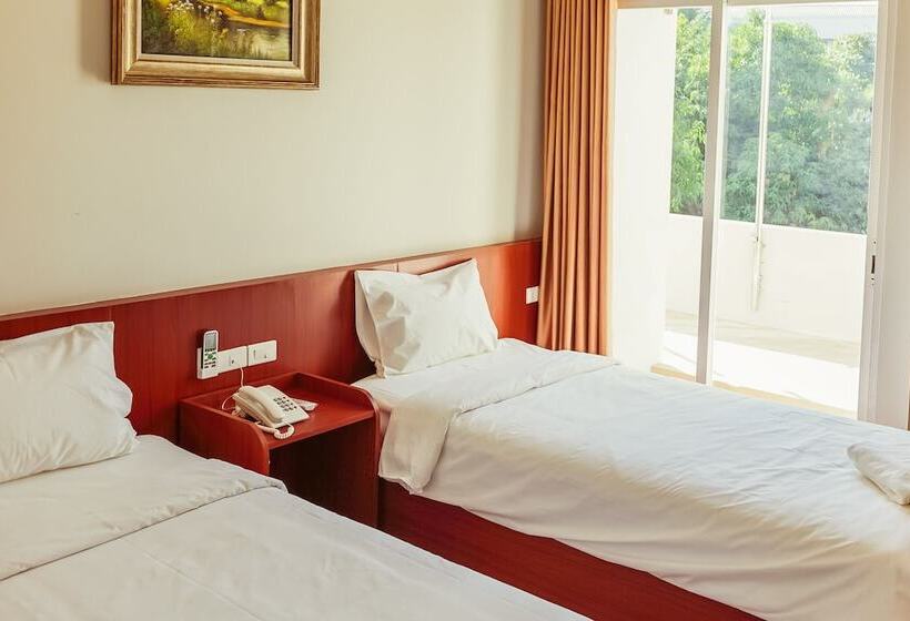 غرفة قياسية مزوَّدة بشُرفة, Douangpraseuth