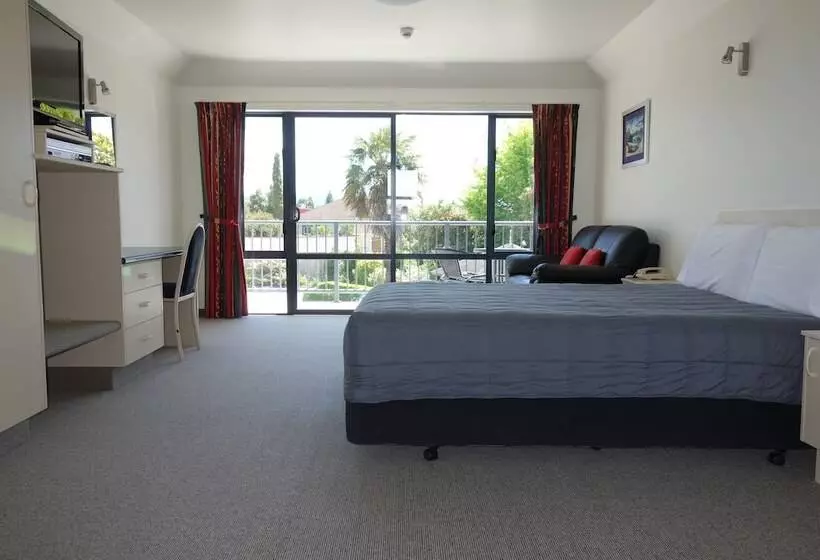 استودیو اجرایی, Avalon Manor Motel