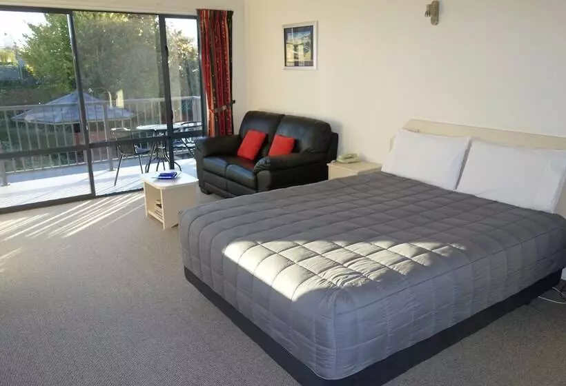 استودیو اجرایی, Avalon Manor Motel