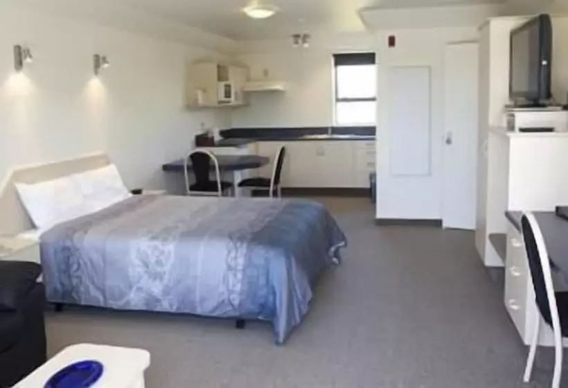 استودیو اجرایی, Avalon Manor Motel