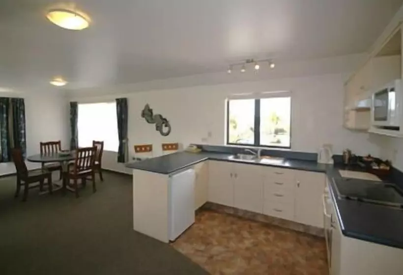 آپارتمان 2 خوابه, Avalon Manor Motel
