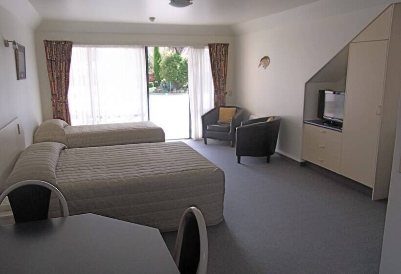 Студия Стандарт, Avalon Manor Motel