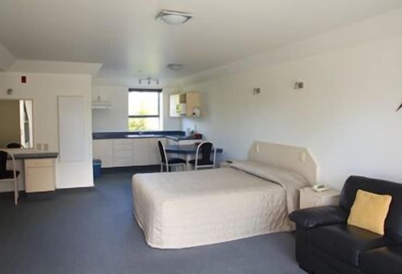 스탠다드 스튜디오, Avalon Manor Motel