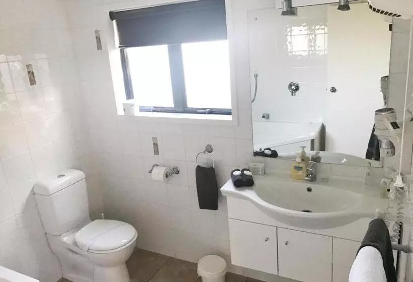 استودیوی استاندارد, Avalon Manor Motel