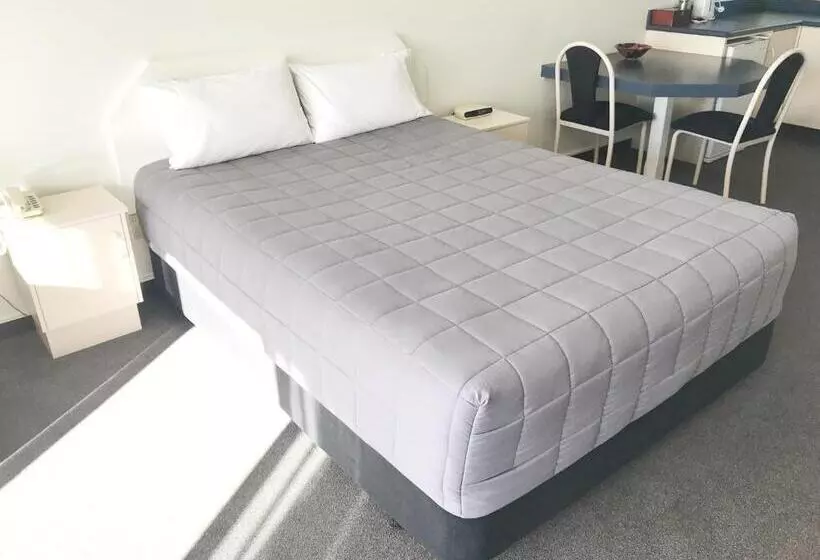استودیوی استاندارد, Avalon Manor Motel