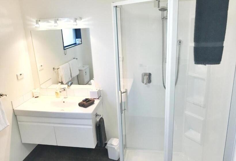 이그제큐티브 스튜디오, Avalon Manor Motel