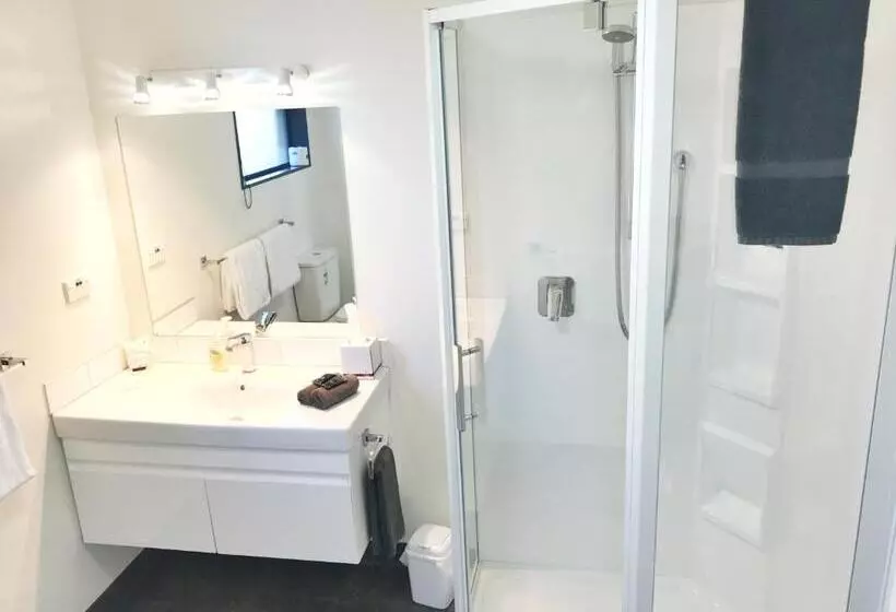 استودیو اجرایی, Avalon Manor Motel