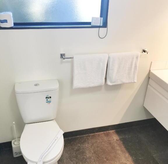 이그제큐티브 스튜디오, Avalon Manor Motel