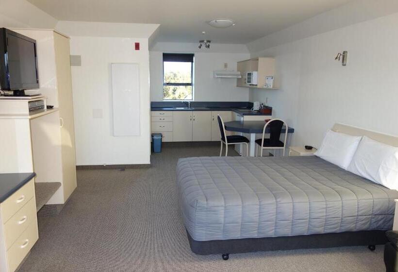 이그제큐티브 스튜디오, Avalon Manor Motel