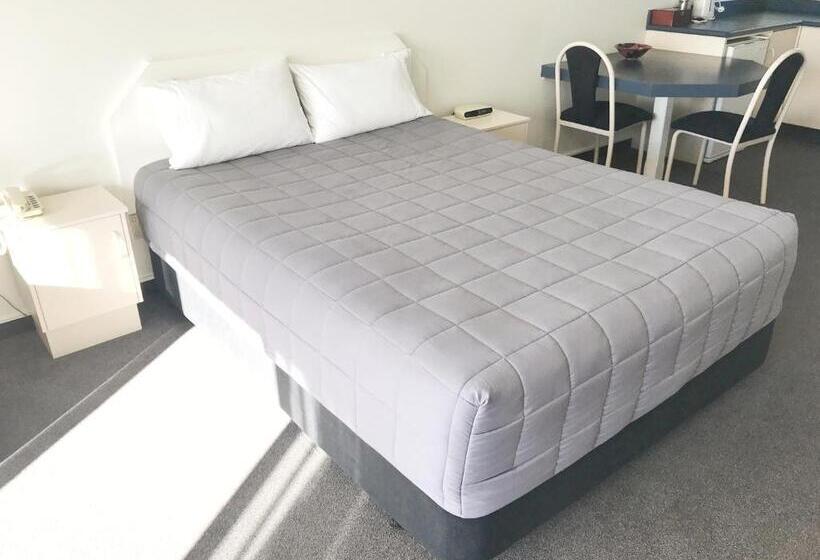 이그제큐티브 스튜디오, Avalon Manor Motel