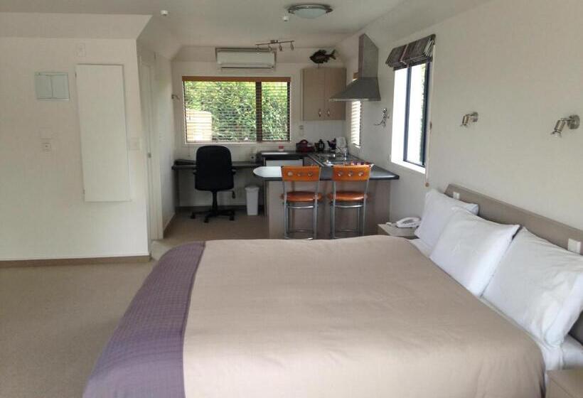 디럭스 스위트, Avalon Manor Motel