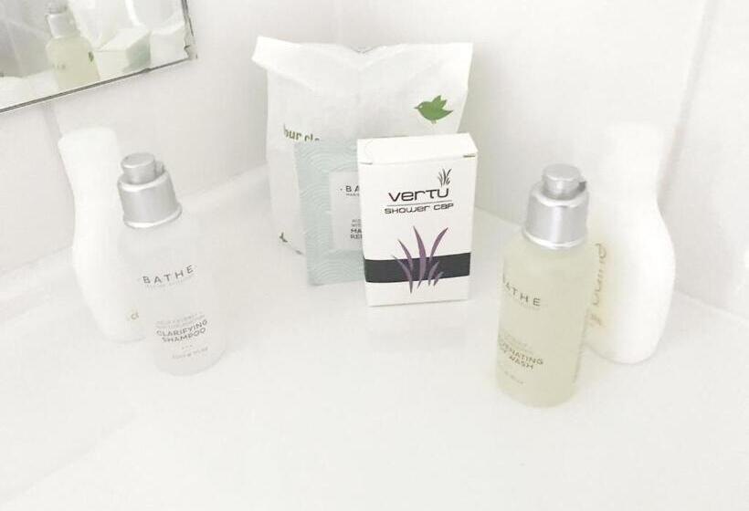 스탠다드 스튜디오, Avalon Manor Motel