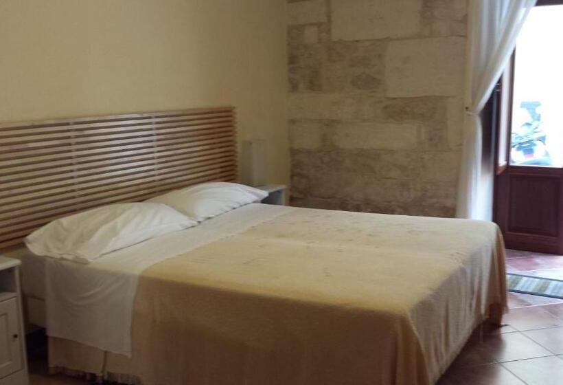 חדר קלאסי לשלושה, Iblea Paradise