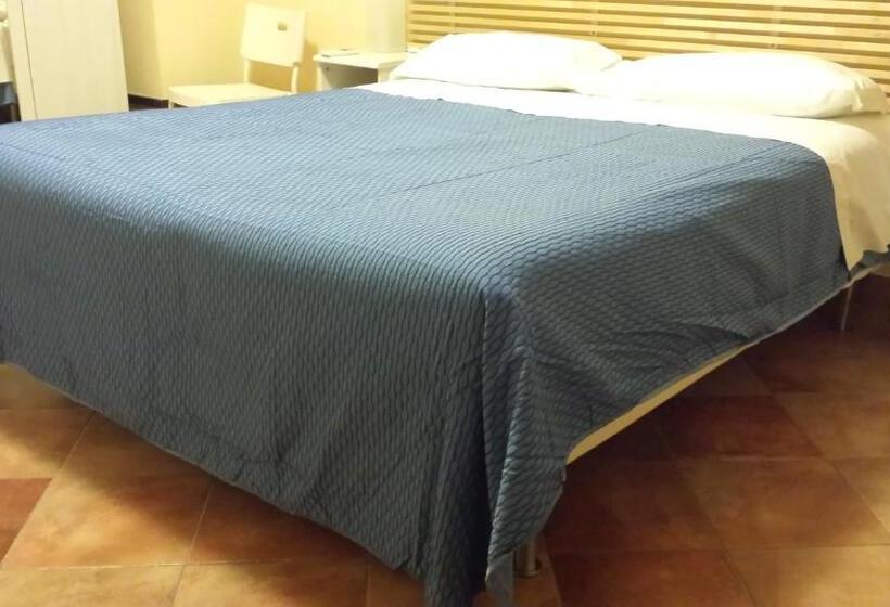 חדר קלאסי לשלושה, Iblea Paradise