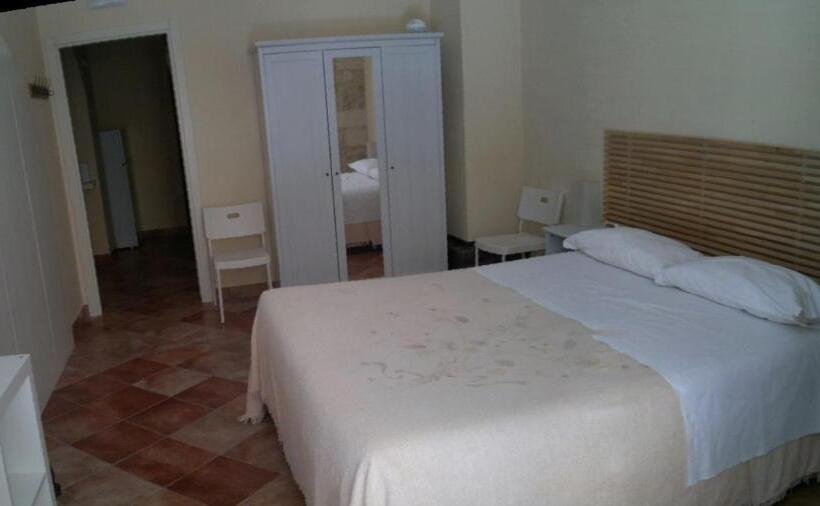 חדר קלאסי לשלושה, Iblea Paradise