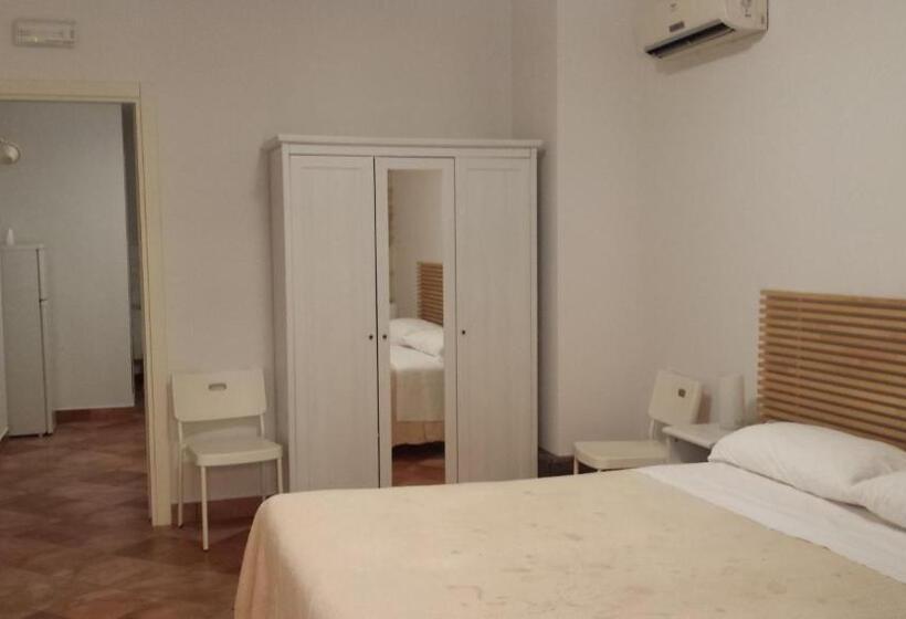 חדר קלאסי לשלושה, Iblea Paradise