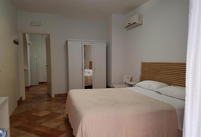 חדר קלאסי לשלושה, Iblea Paradise