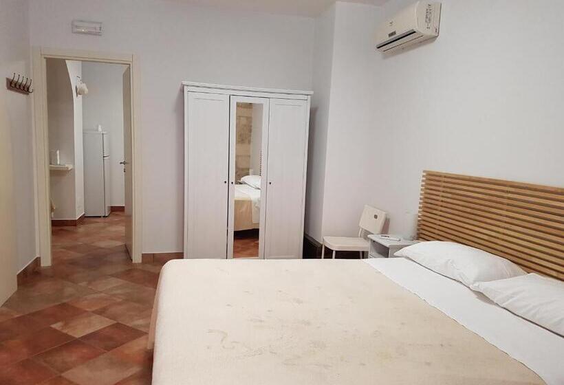 חדר קלאסי לשלושה, Iblea Paradise