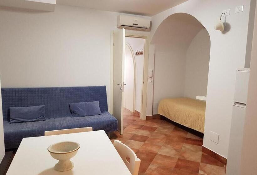 חדר קלאסי לשלושה, Iblea Paradise