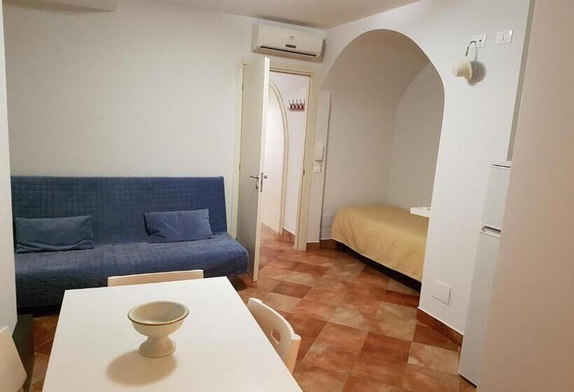 חדר קלאסי לשלושה, Iblea Paradise