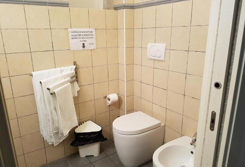 חדר קלאסי לשלושה, Iblea Paradise