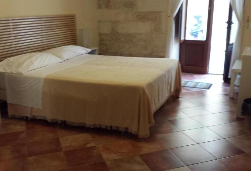 חדר קלאסי לשלושה, Iblea Paradise