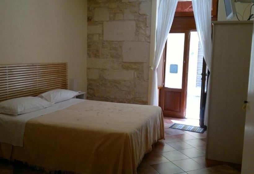 חדר קלאסי לשלושה, Iblea Paradise