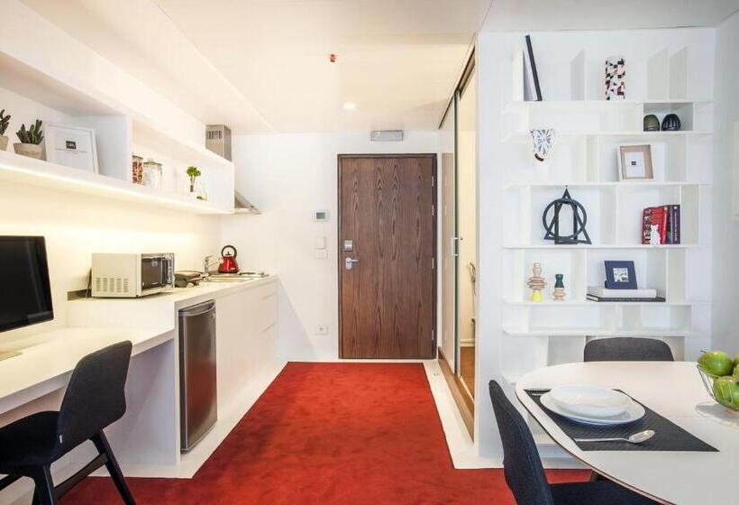 اتاق لوکس با چشم‌انداز شهر, 1866 Court & Suites