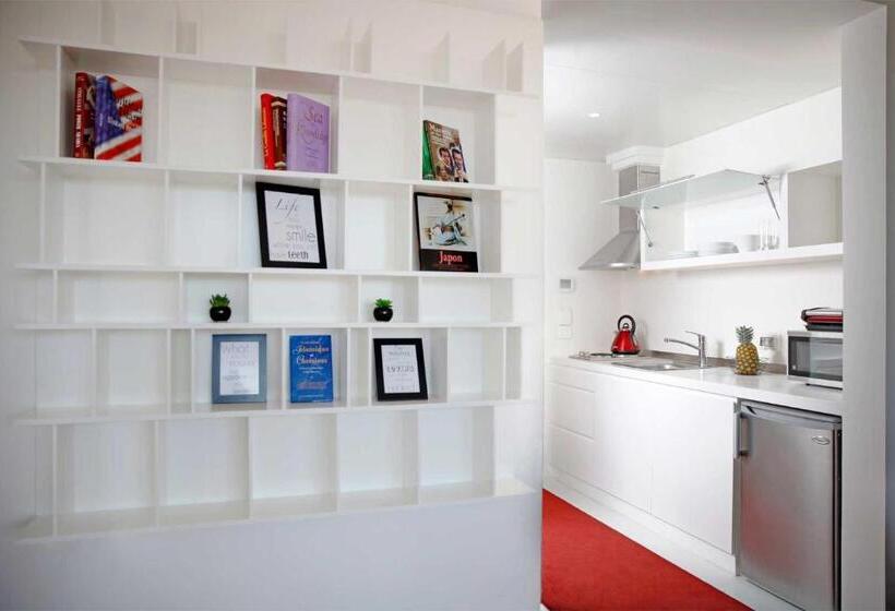 اتاق اجرایی سه نفره, 1866 Court & Suites