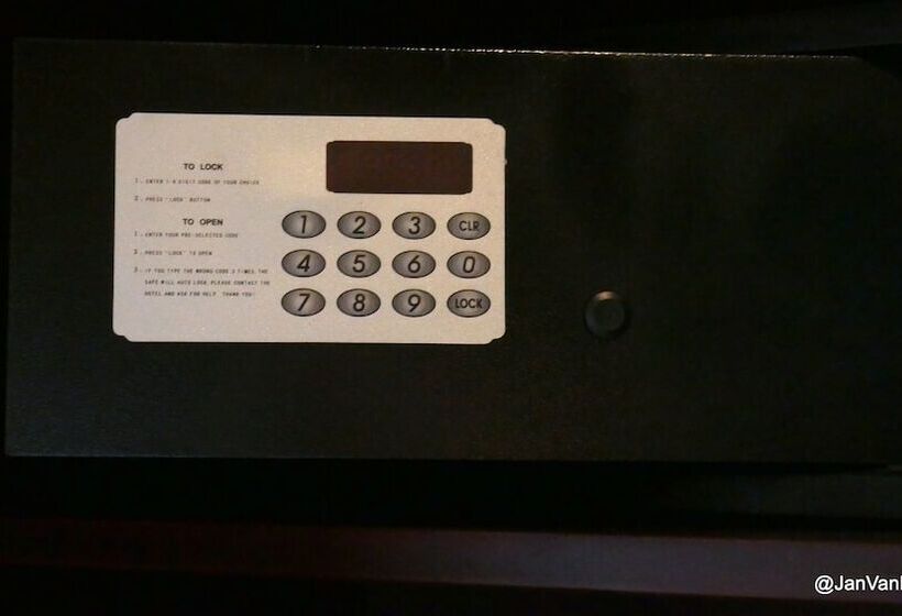 جناح إدارى, Gorillas Golf