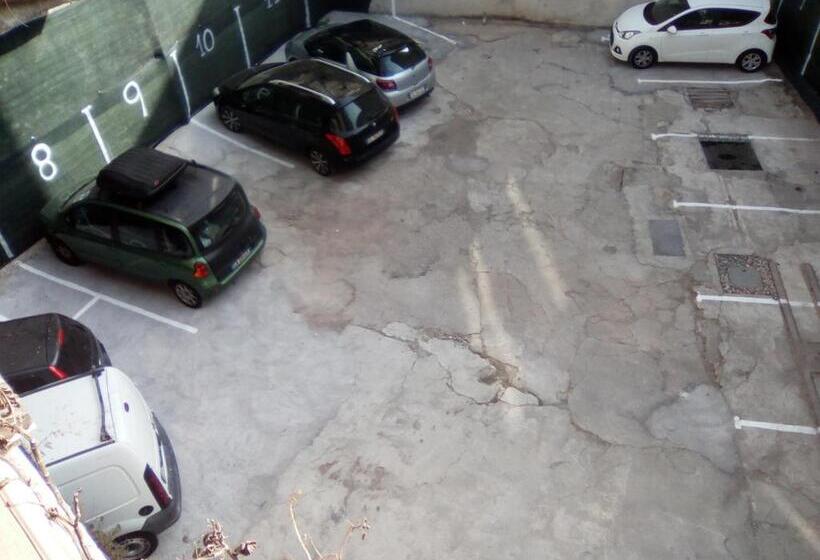 غرفة قياسية مزوَّدة بشُرفة, Trieste