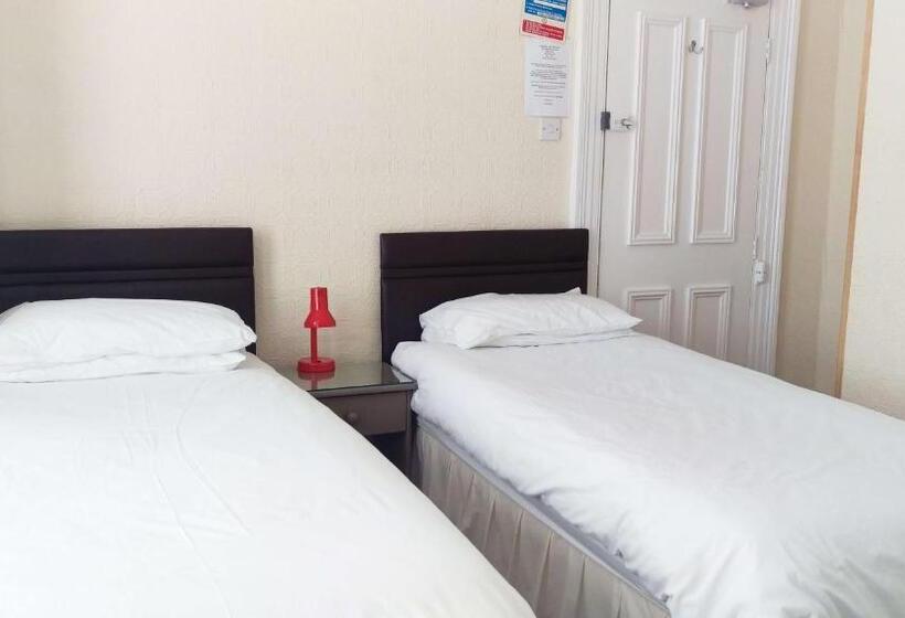 اتاق استاندارد سه نفره, The George Guest House