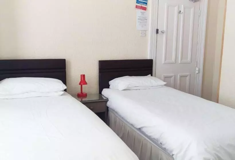 اتاق استاندارد سه نفره, The George Guest House