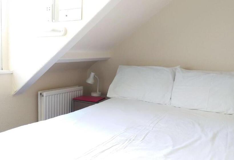 اتاق استاندارد با سرویس بهداشتی مشترک, The George Guest House