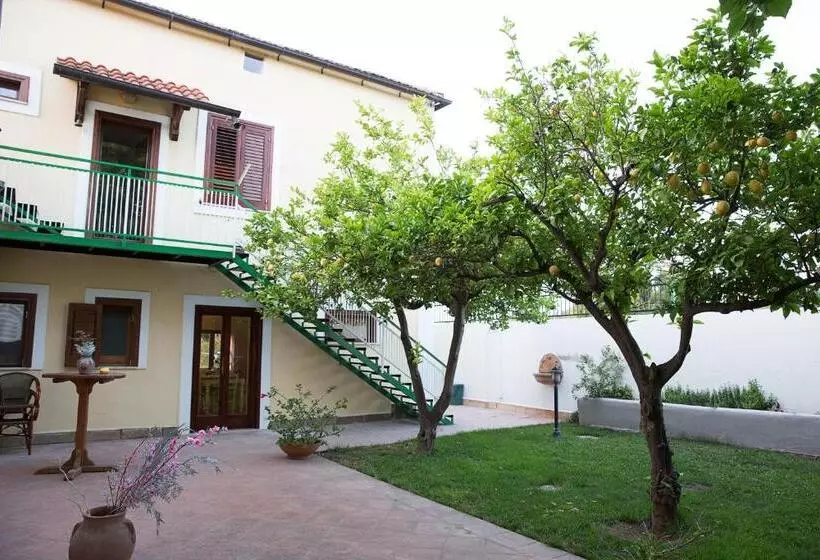 اتاق خانوادگی با چشم‌انداز باغ, B&b La Chora Di Paestum