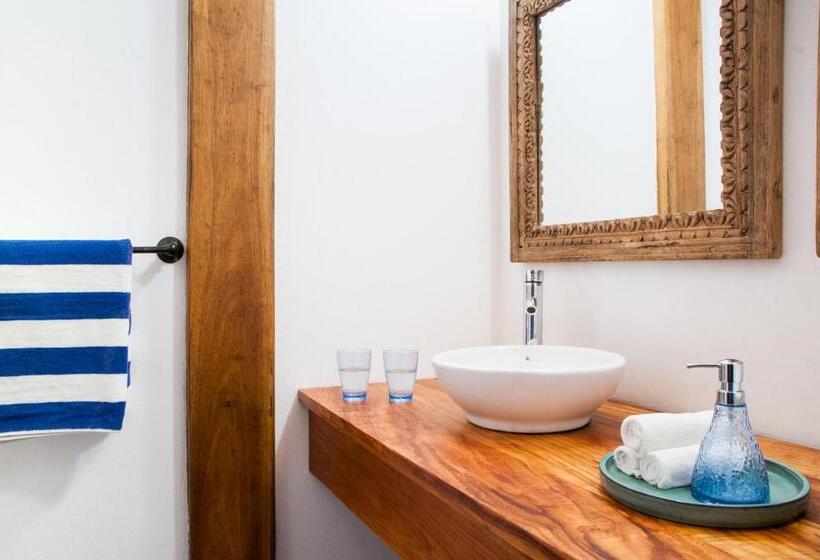 اتاق سه نفره دلوکس با چشمانداز دریا, Blue Osa Beach Resort & Spa