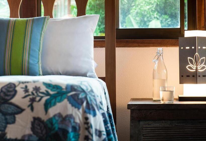 اتاق سه نفره دلوکس با چشمانداز دریا, Blue Osa Beach Resort & Spa