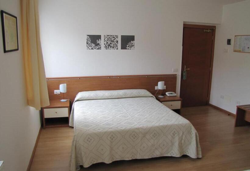 חדר סטנדרט לשלושה, Scaranò